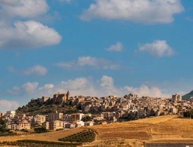 Η μικρή πόλη όπου η αγορά ενός σπιτιού είναι πιο φτηνή από έναν καφέ